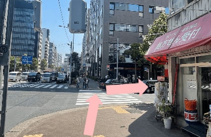 さらに50mほど進むと、【入船一丁目】の交差点があり、右手に薬局(阪神薬局さん)がありますまっすぐ信号をわたると【三菱UFJ銀行】がありますので、右に曲がります。